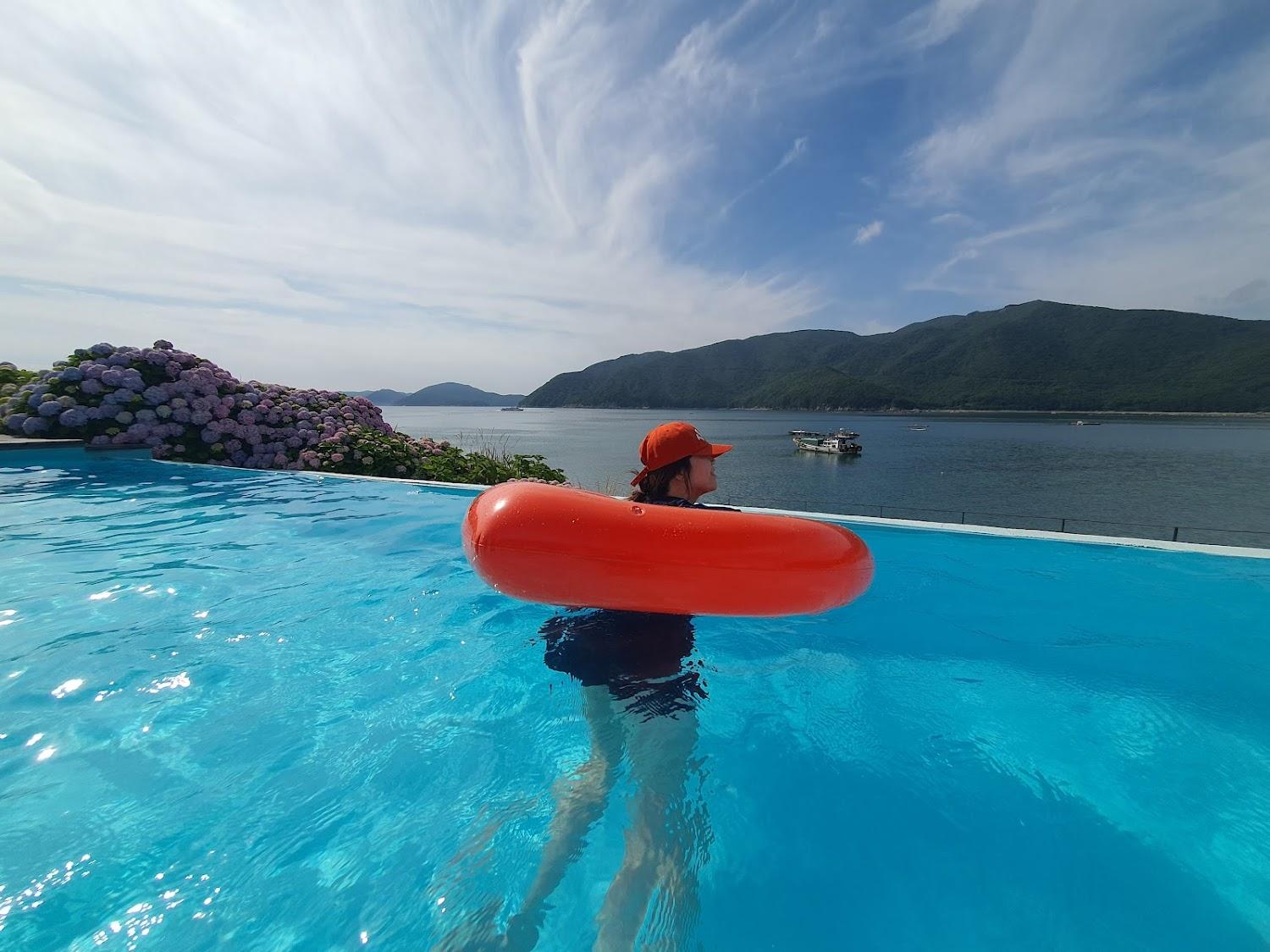 Cover Image for Becoming Resort