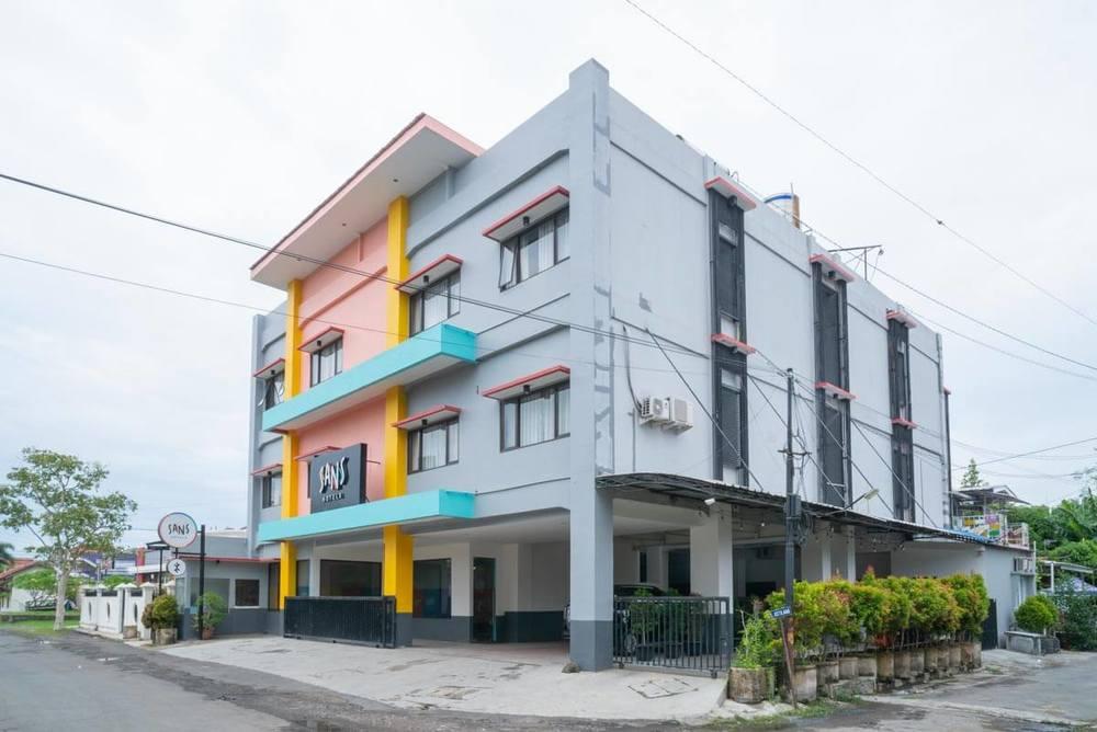 Cover Image for Sans Hotel Widarasari Cirebon