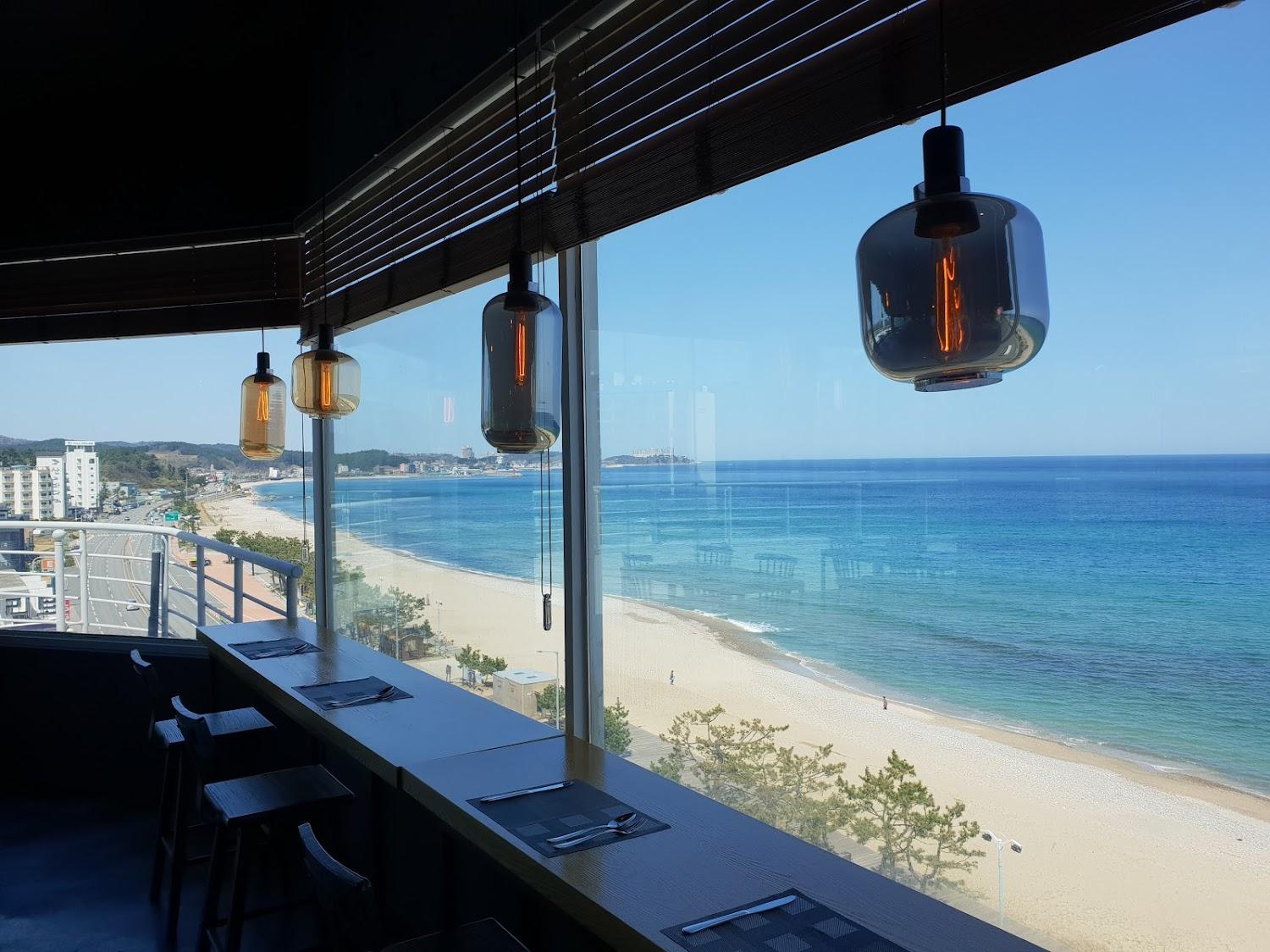 Cover Image for EL Hotel