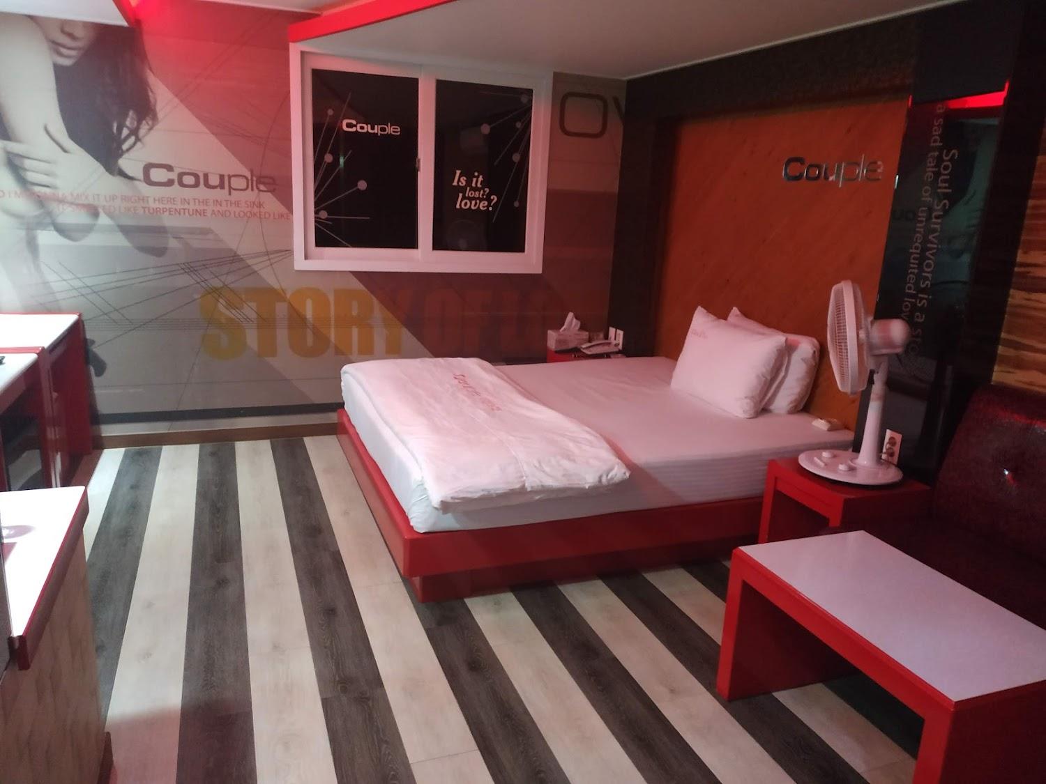 Cover Image for Couple Motel