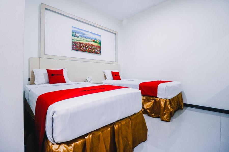 Cover Image for RedDoorz Plus near Sultan Hasanuddin Airport