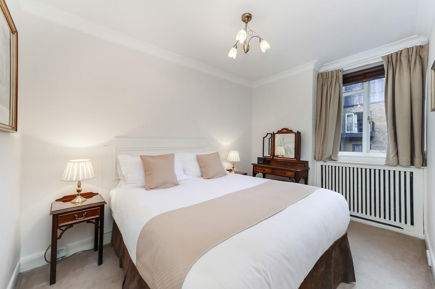 Cover Image for 10 Curzon Street by Mansley