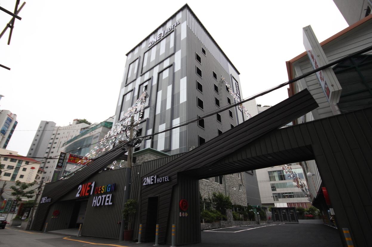 Cover Image for 2NE1 Hotel