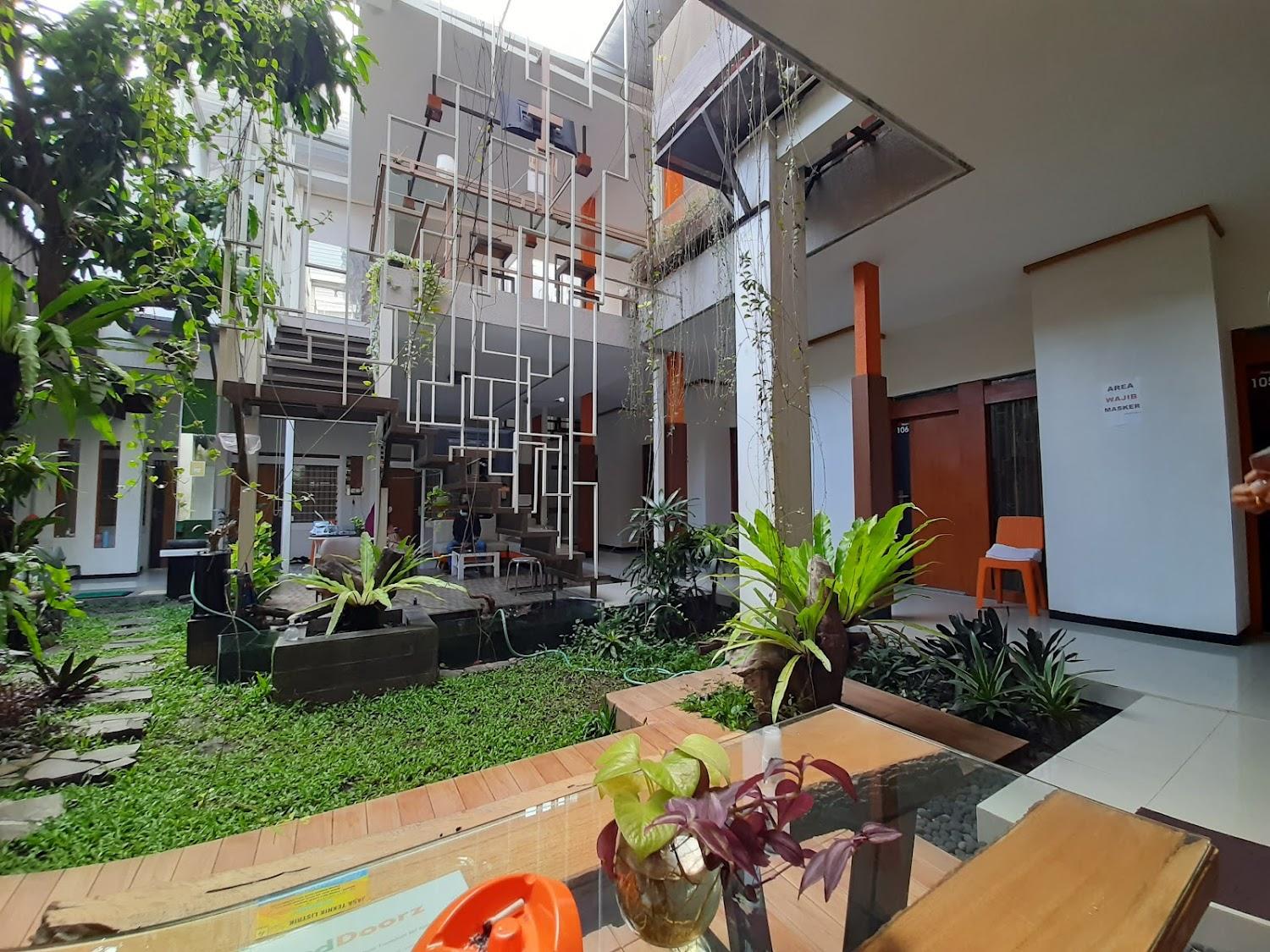Cover Image for RedDoorz Syariah near Transmart MX Malang