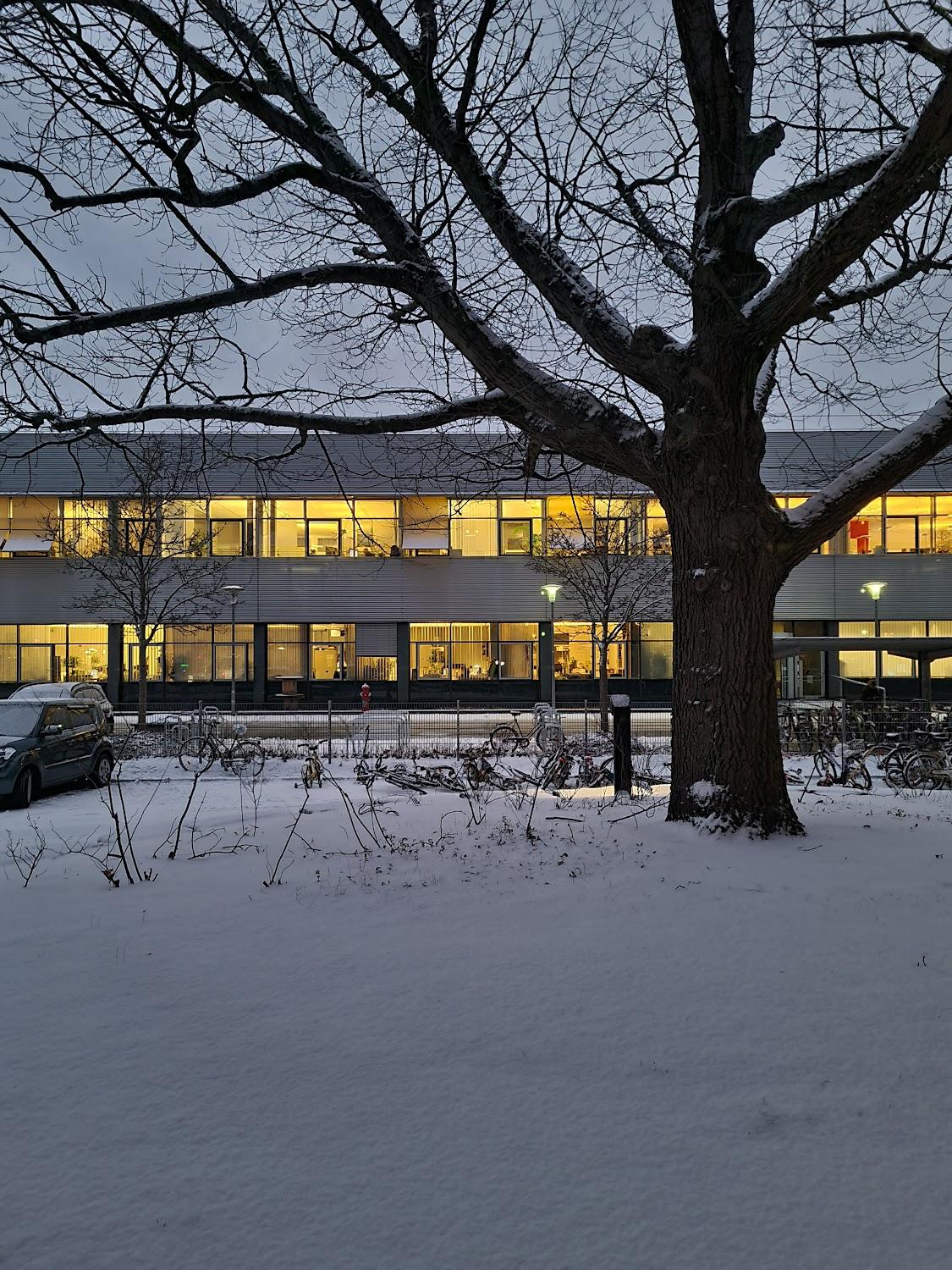 Cover Image for med Apart
