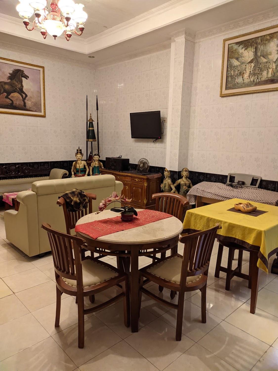 Cover Image for OYO 931 Dara Dewi Homestay