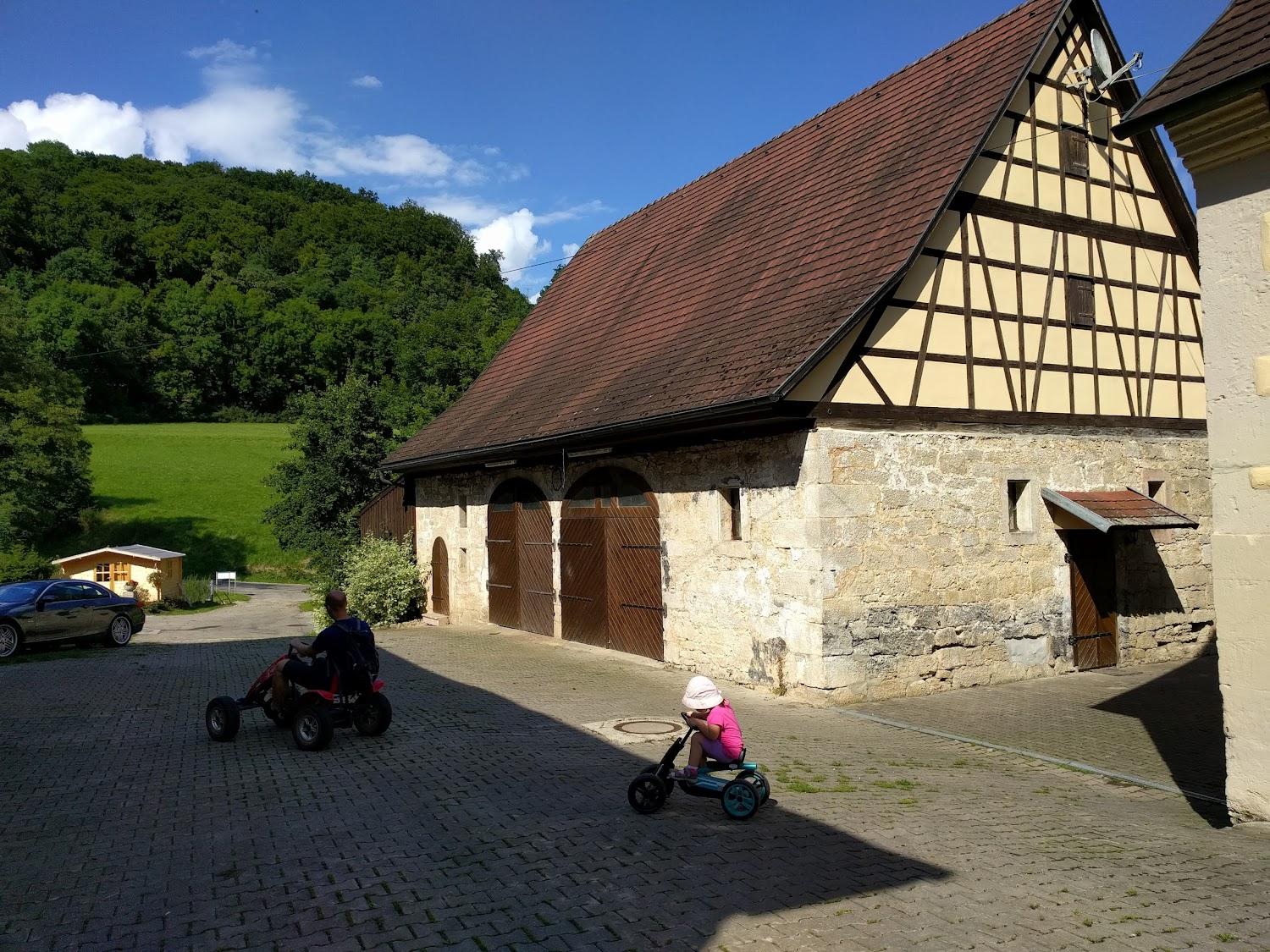Cover Image for Hof in Liebesdorf - Cornelia Klingler u. Nicole Klingler-Schultz