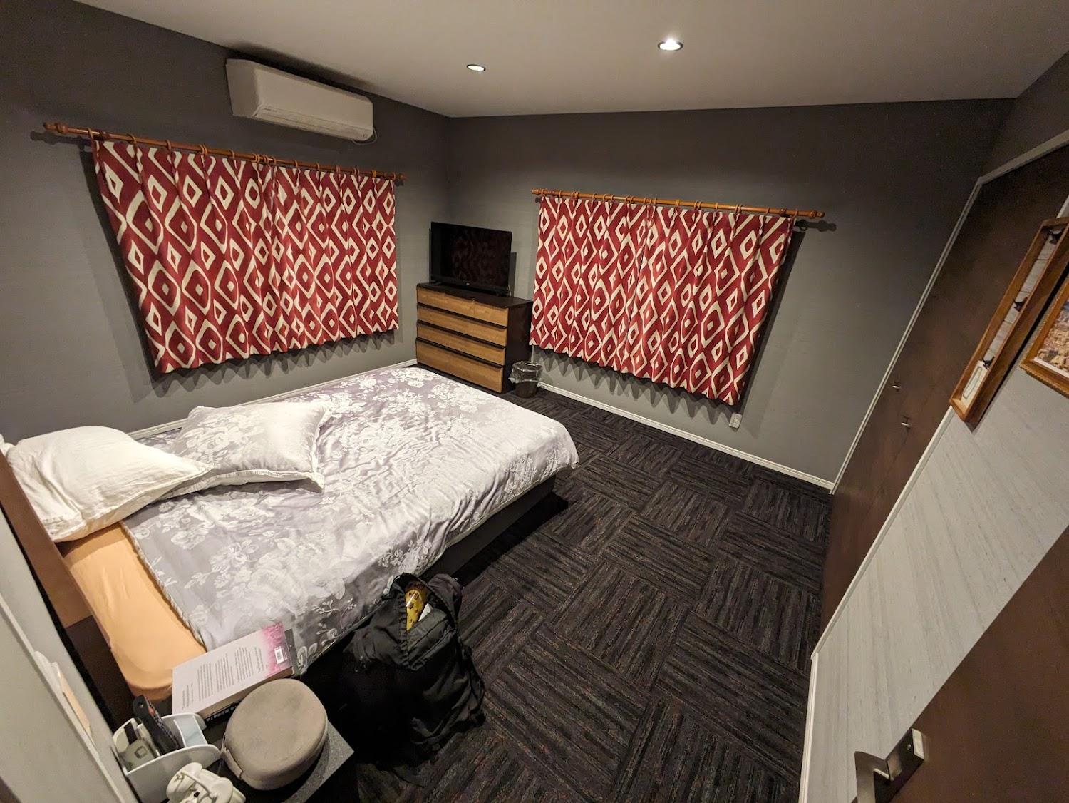 Cover Image for GUEST HOUSE BOSTONS