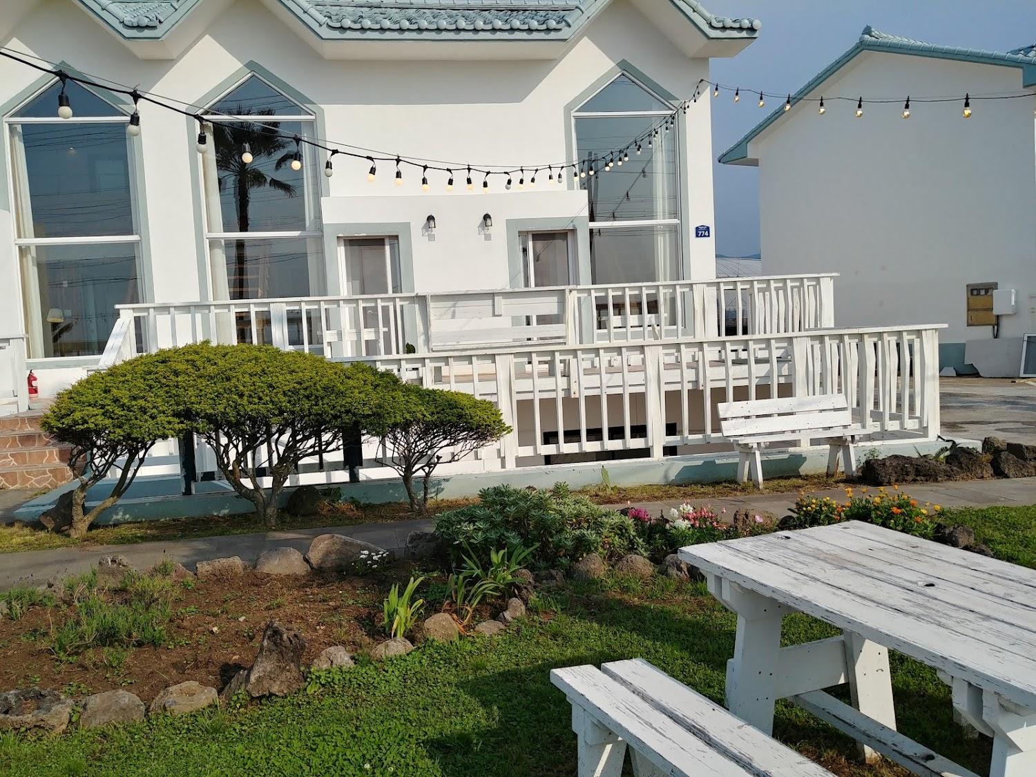 Cover Image for The Sunset Bay (Le Village Aewol 2nd branch)