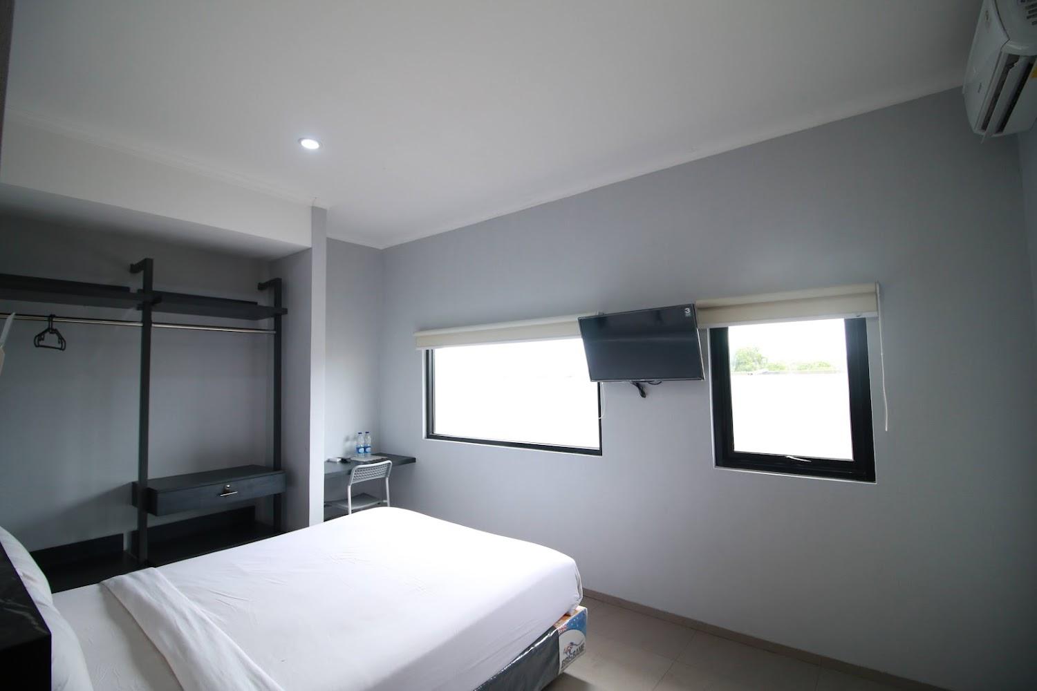 Cover Image for BALE RESIDENT
