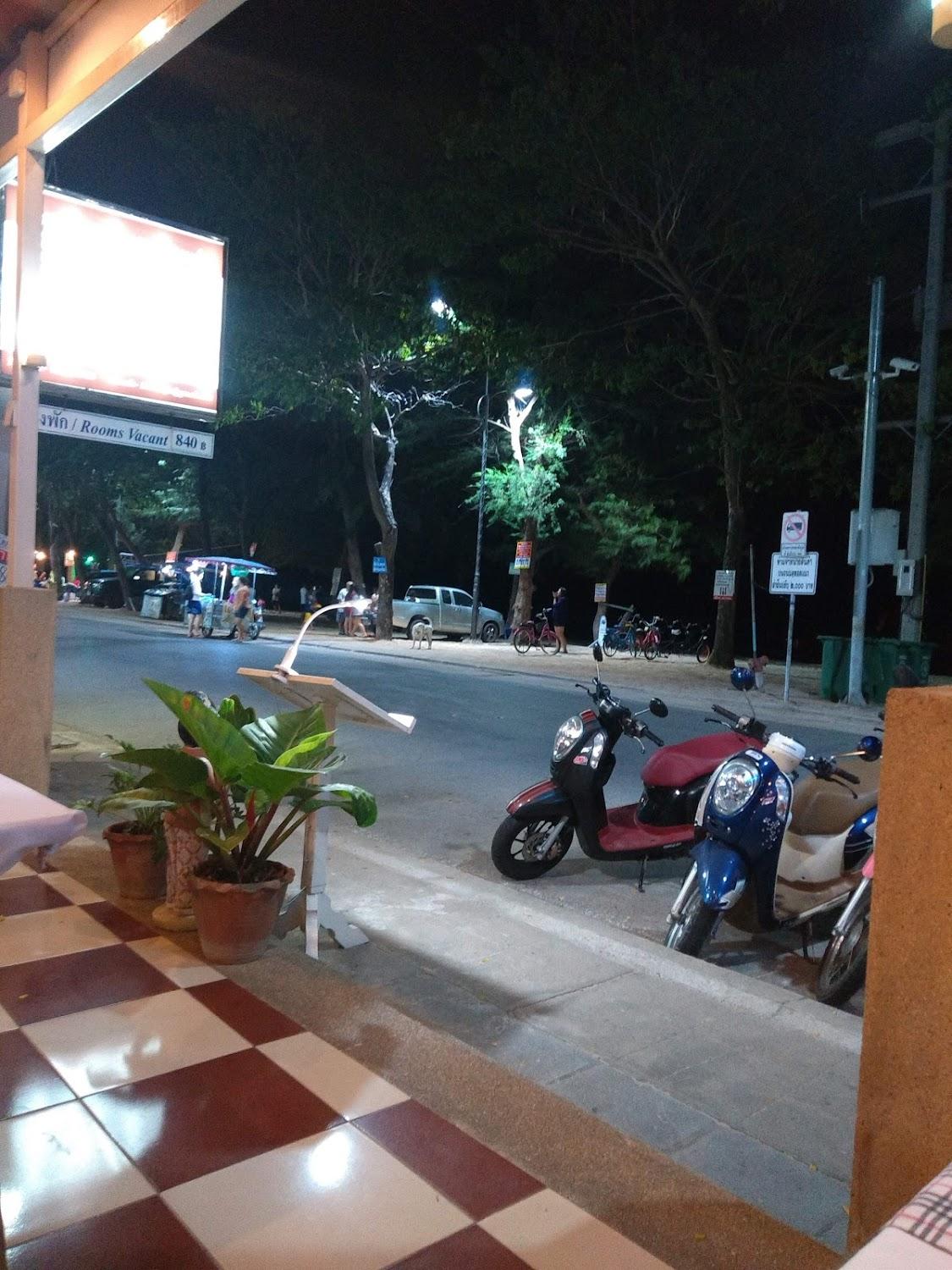 Cover Image for Beachfront Hotel Cha am : บีชฟรอนต์ โฮเต็ล ชะอำ
