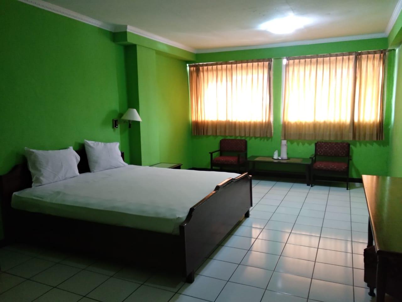 Cover Image for Capitol Plaza Hotel
