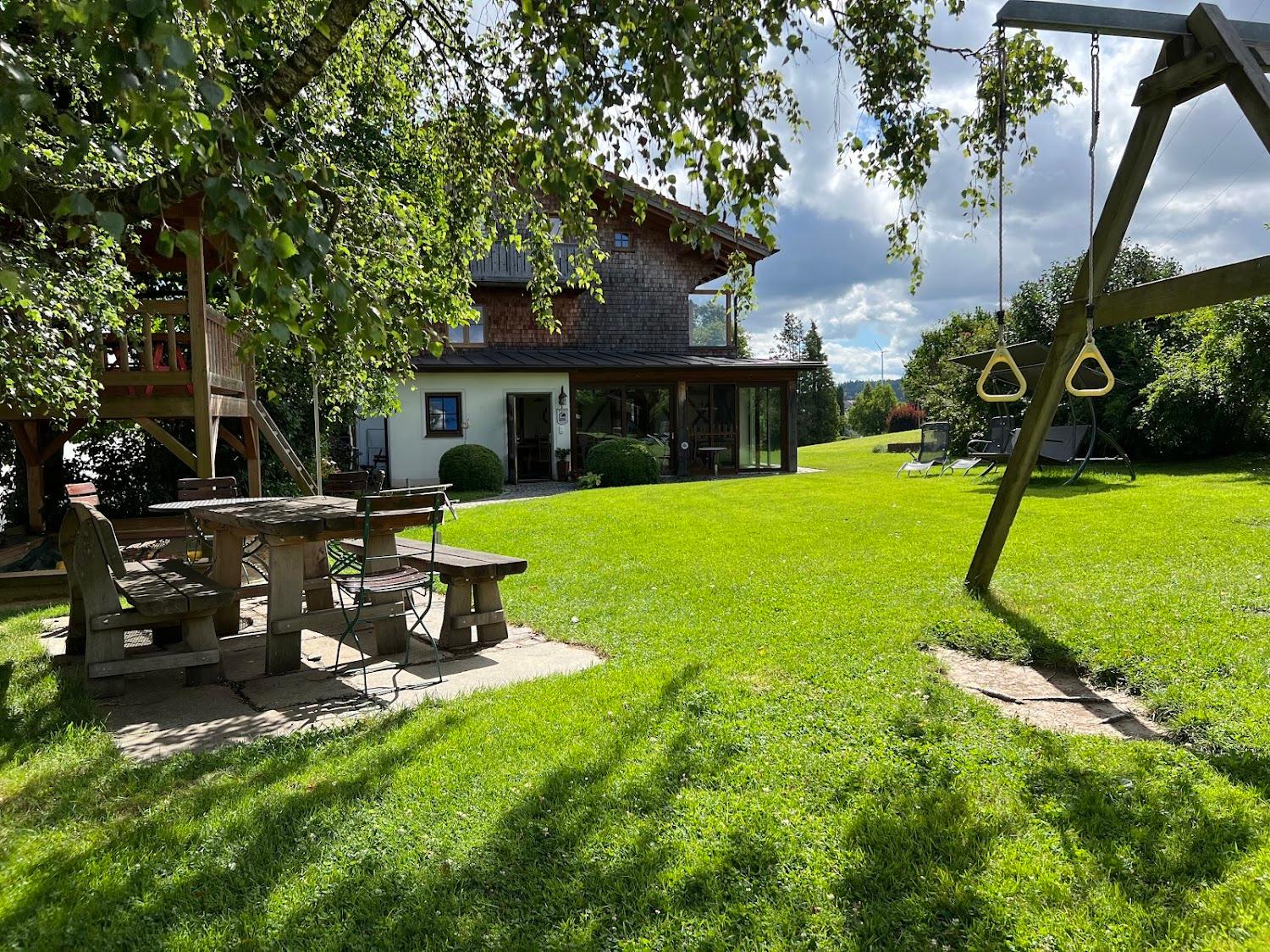 Cover Image for Edmeierhof - Urlaub auf dem Bauernhof - Familie Holzner