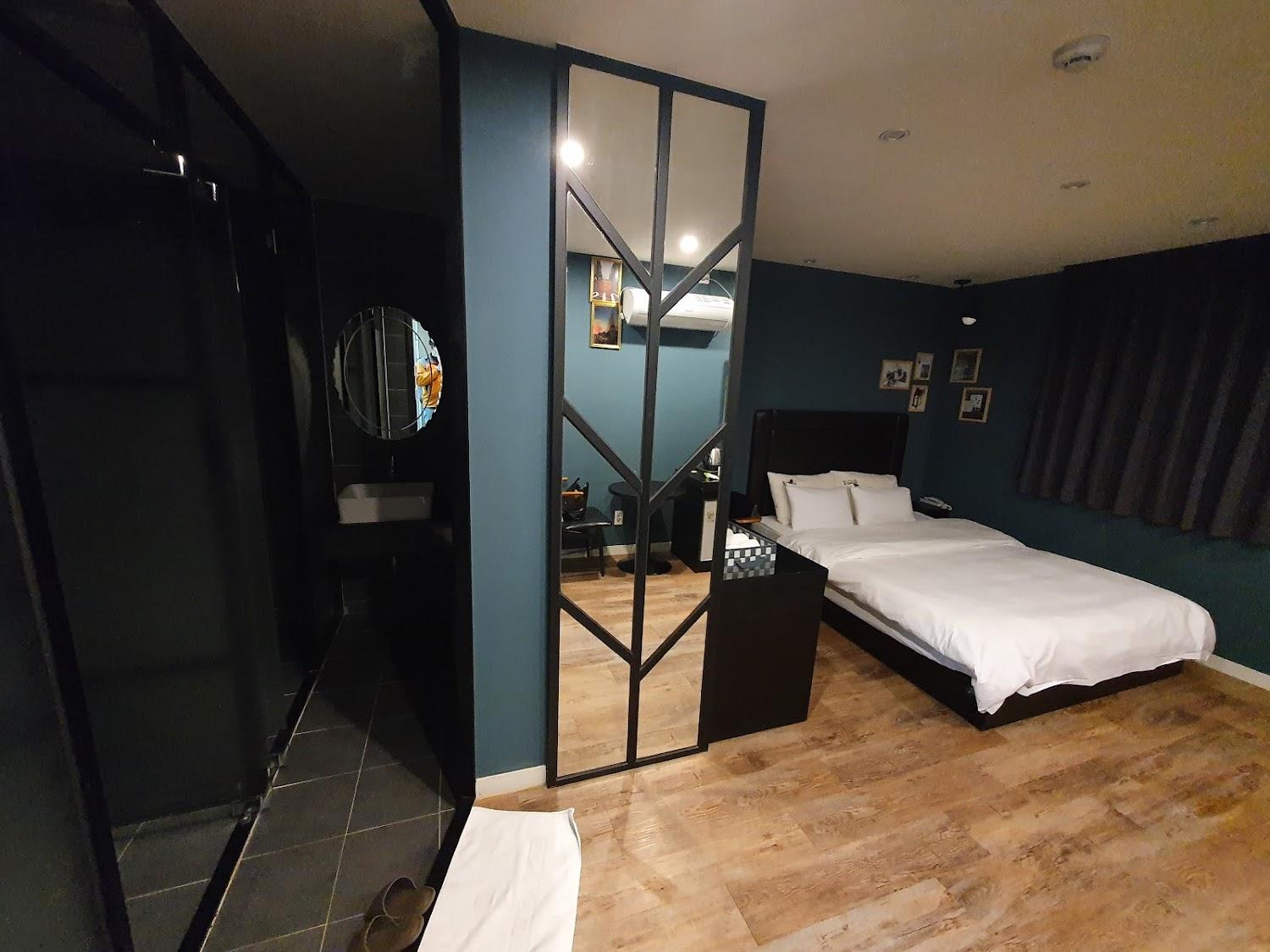 Cover Image for Louis Hotel