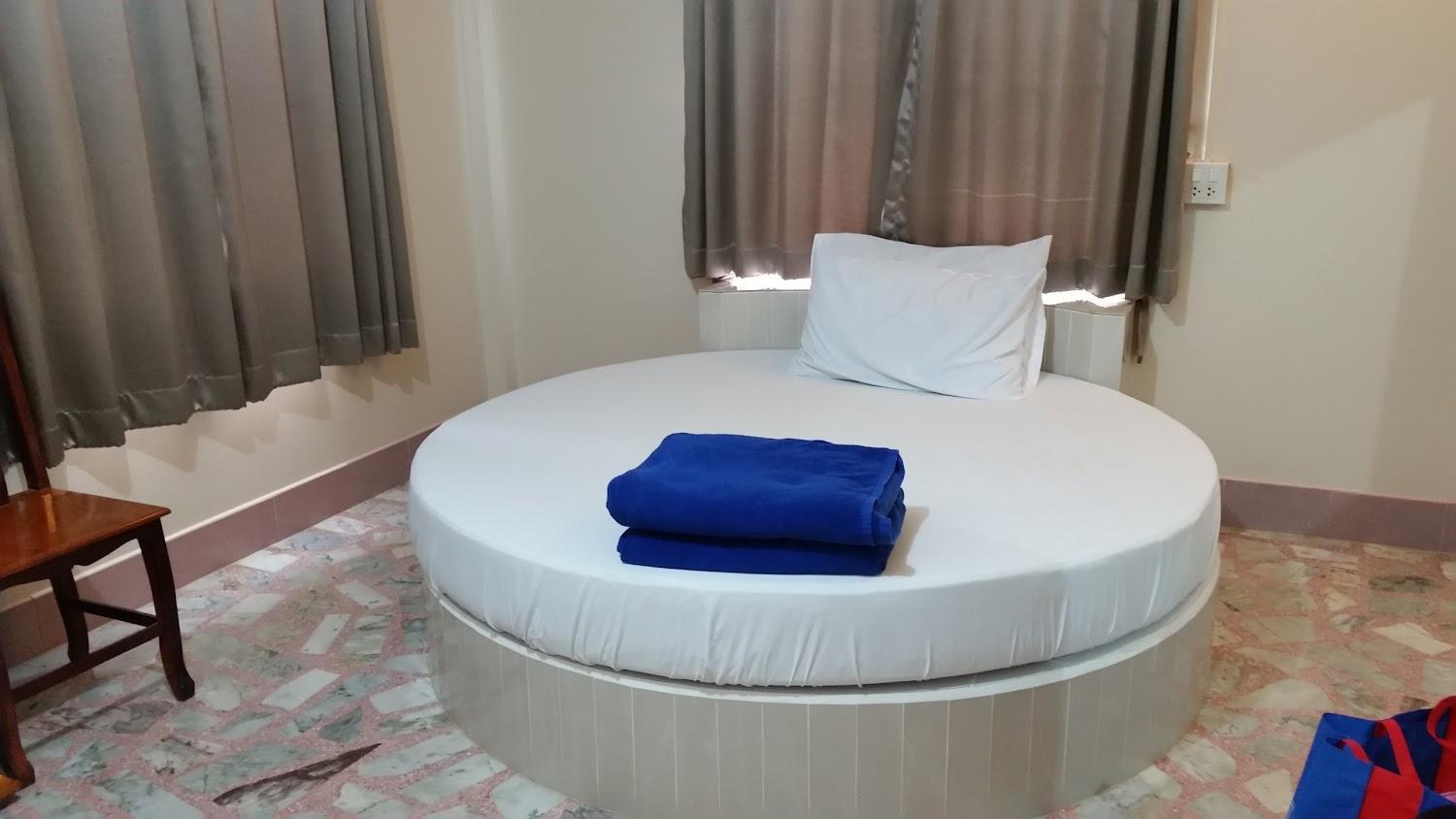 Cover Image for Chimplee Hotel