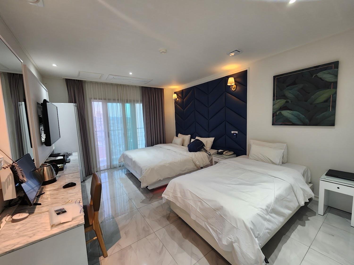 Cover Image for New sky hotel
