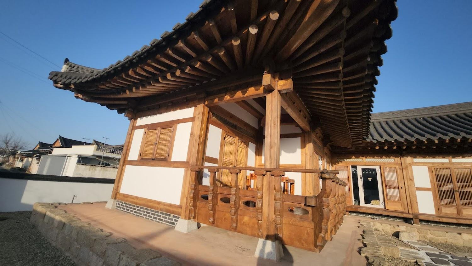 Cover Image for 마당한옥