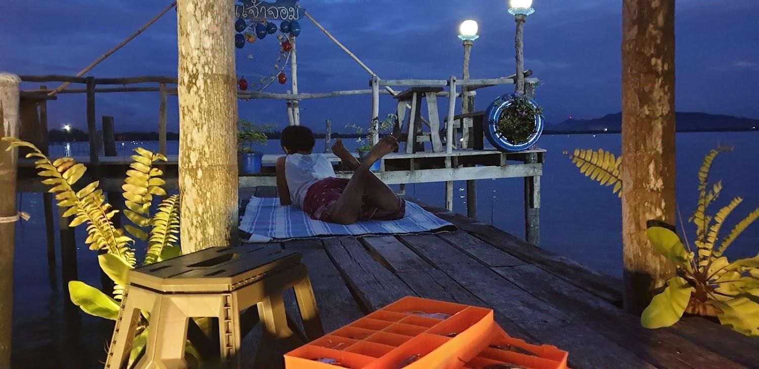 Cover Image for โฮมสเตย์เรือนเจ้าจอม​ เกาะยอ​ Rueanjaojom Lakehouse