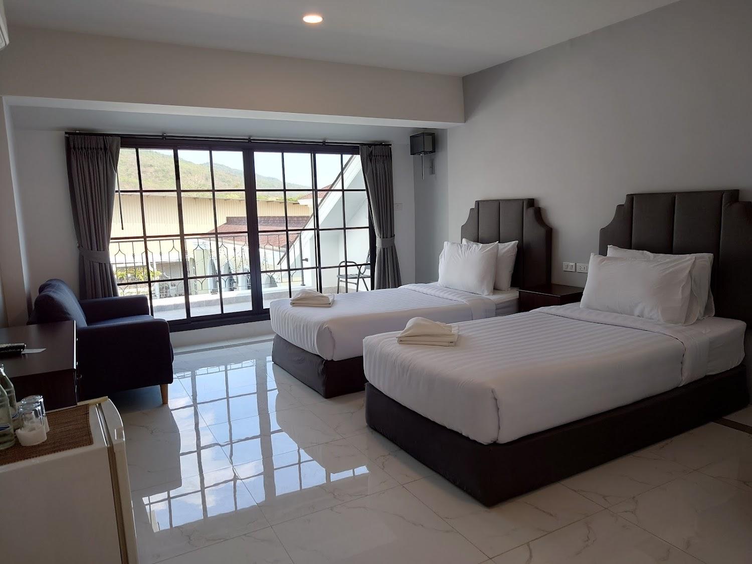Cover Image for Nattapong Grand Hotel