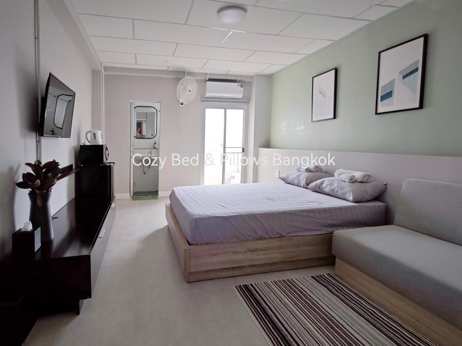 Cover Image for Cozy Bed & Pillows Watcharapol