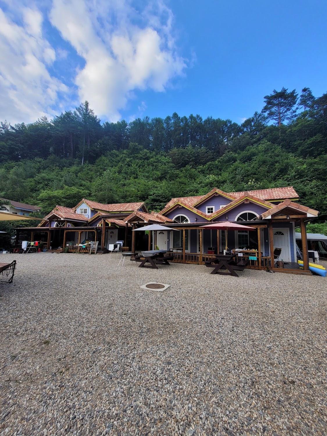 Cover Image for 더 휴 펜션