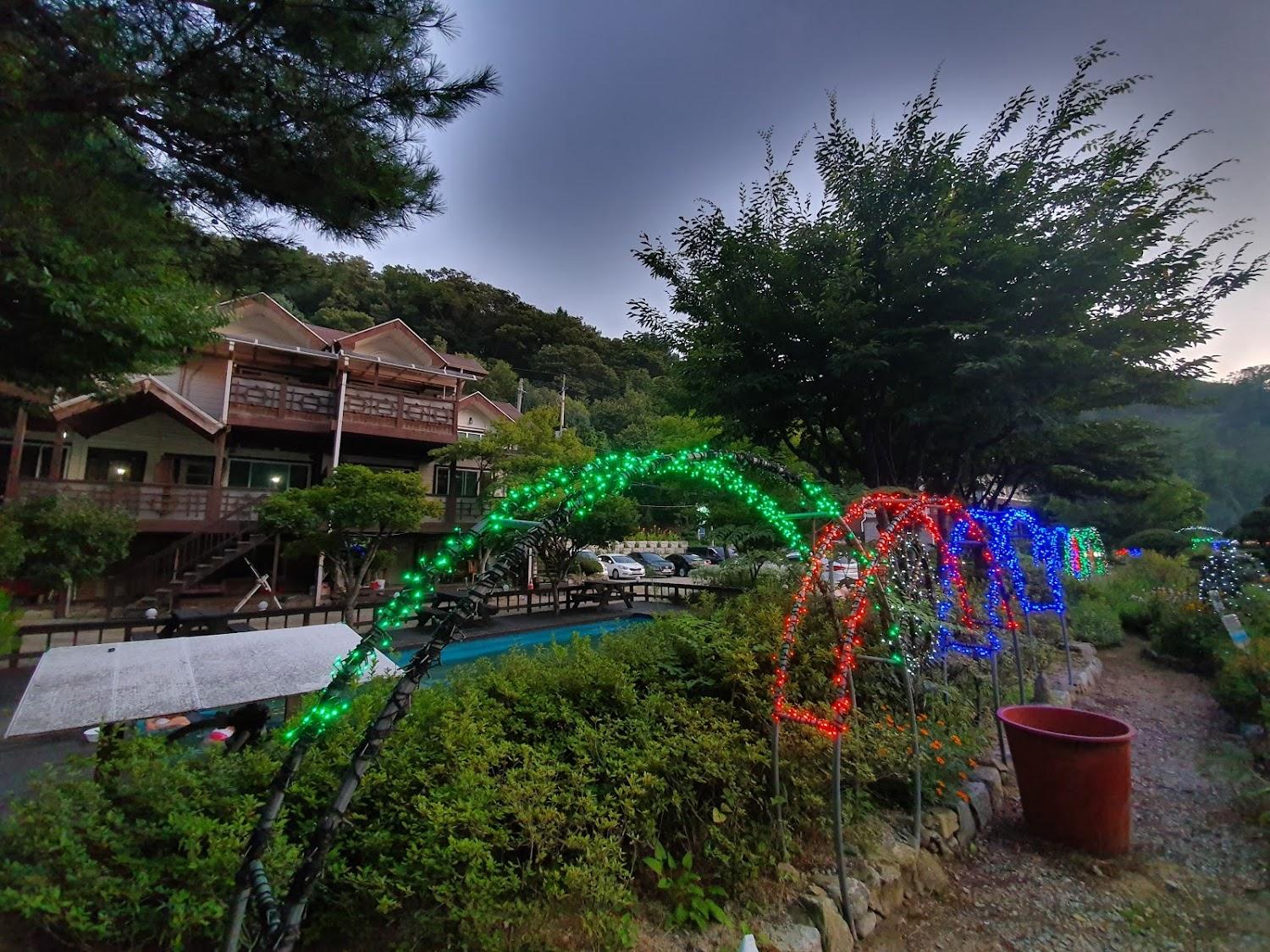 Cover Image for 호수위에하얀집