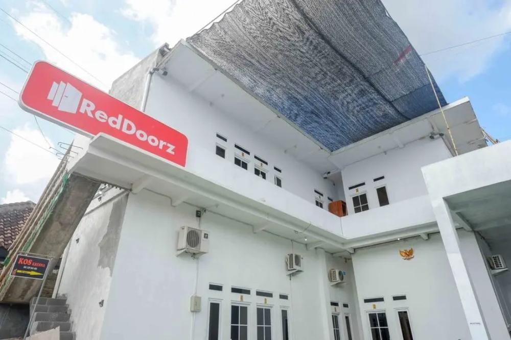Cover Image for RedDoorz Syariah near Universitas Slamet Riyadi Solo