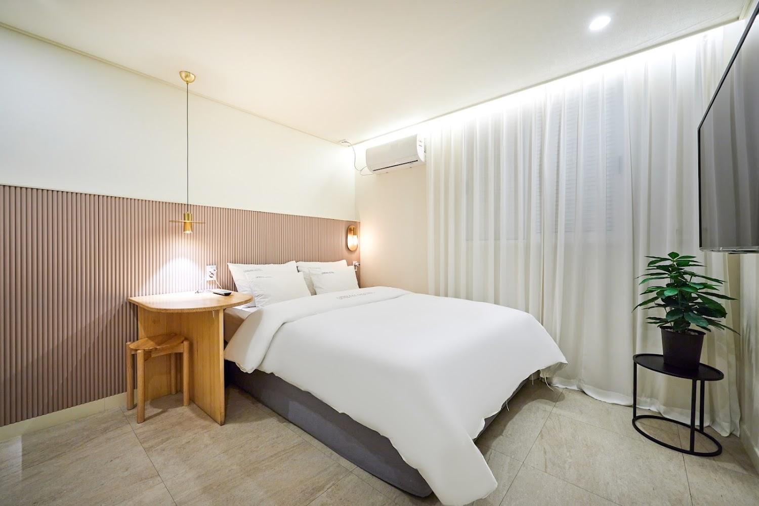 Cover Image for Urban Hotel