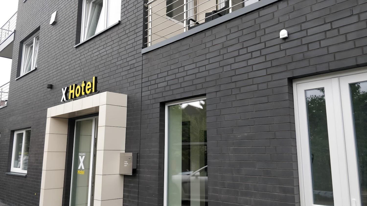 Cover Image for X-Hotel