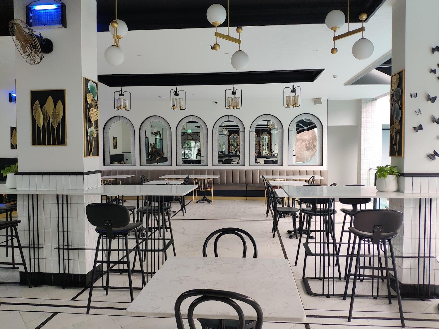 Cover Image for Ratri Hotel Phuket Old Town