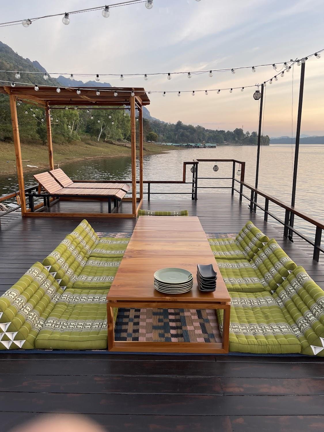 Cover Image for THE FLOATING LAKE HOUSE