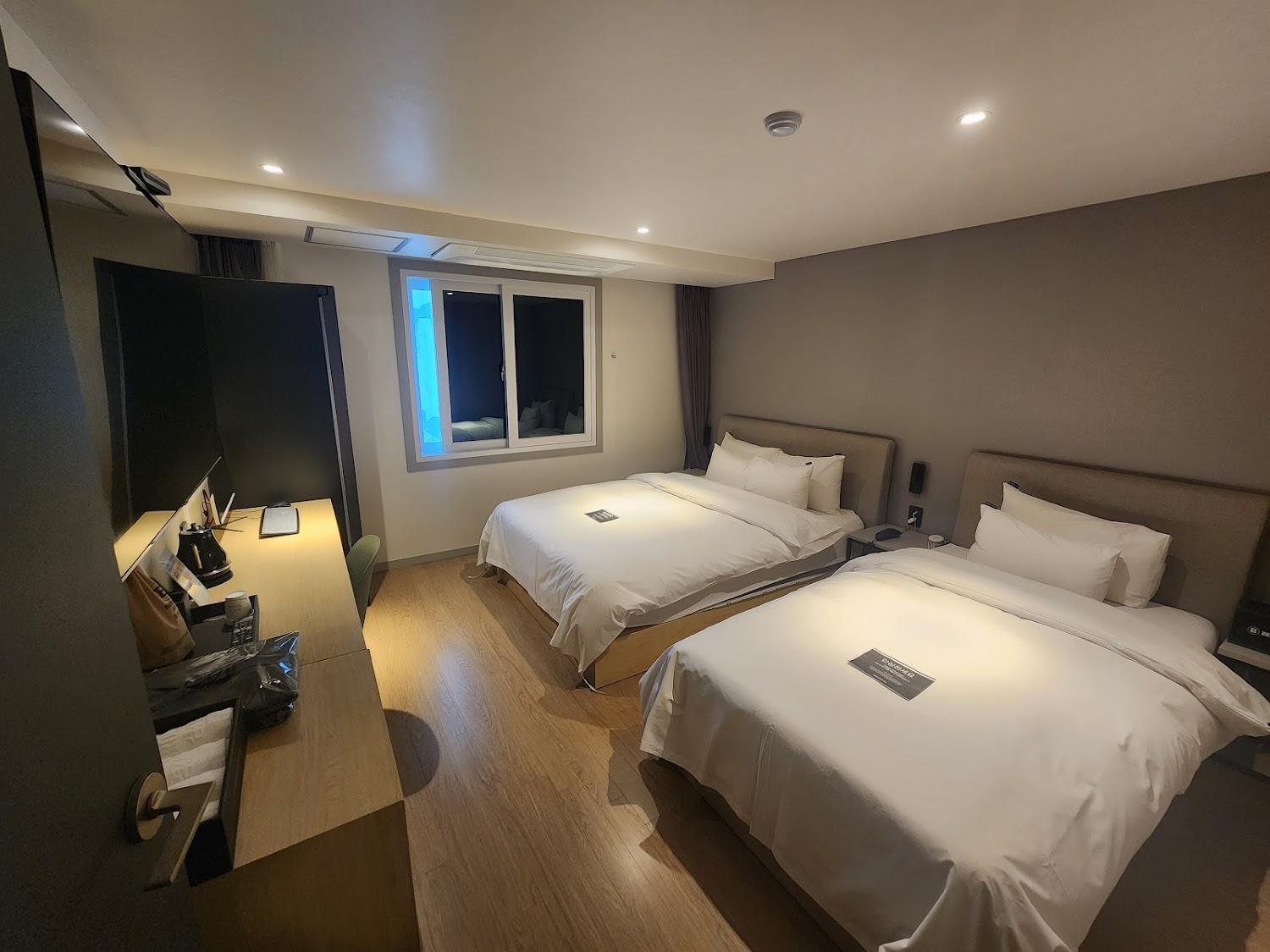 Cover Image for Brown-Dot Hotel