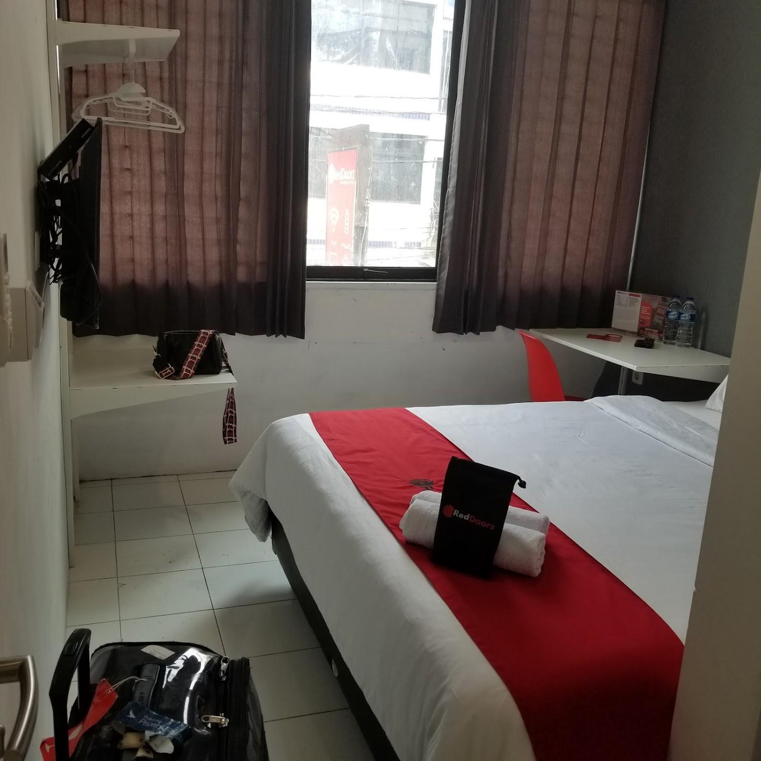 Cover Image for RedDoorz near Seasons City Mall