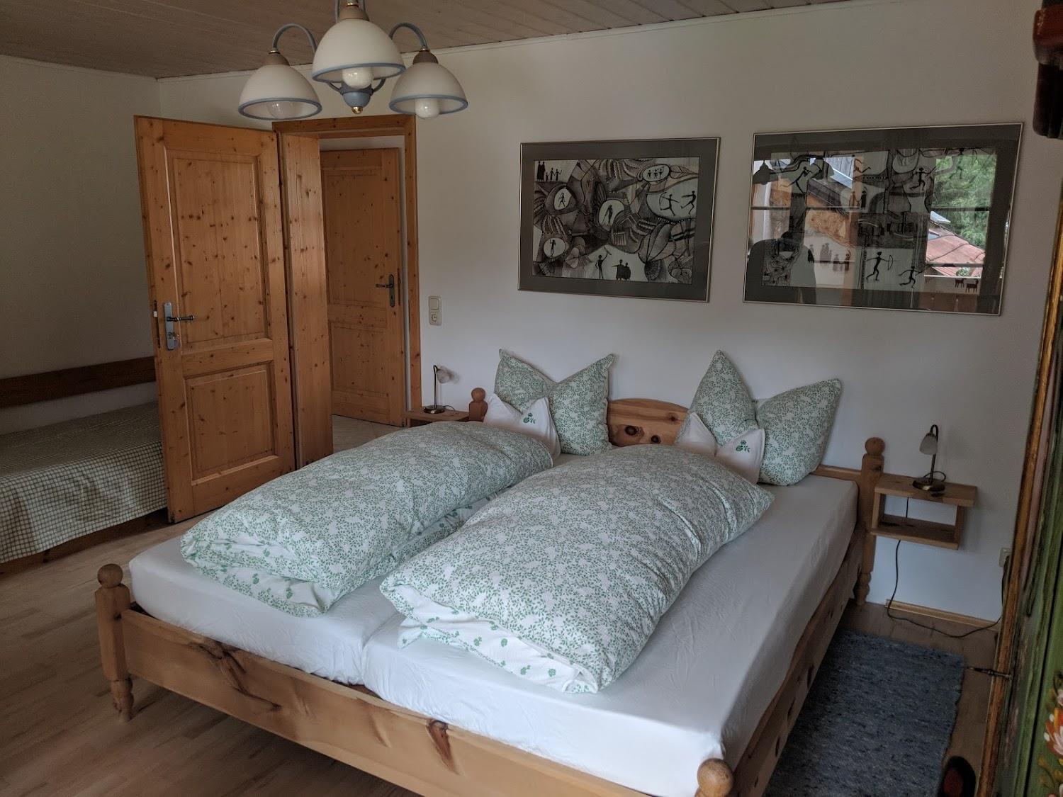 Cover Image for Suzanne's Bed & Breakfast