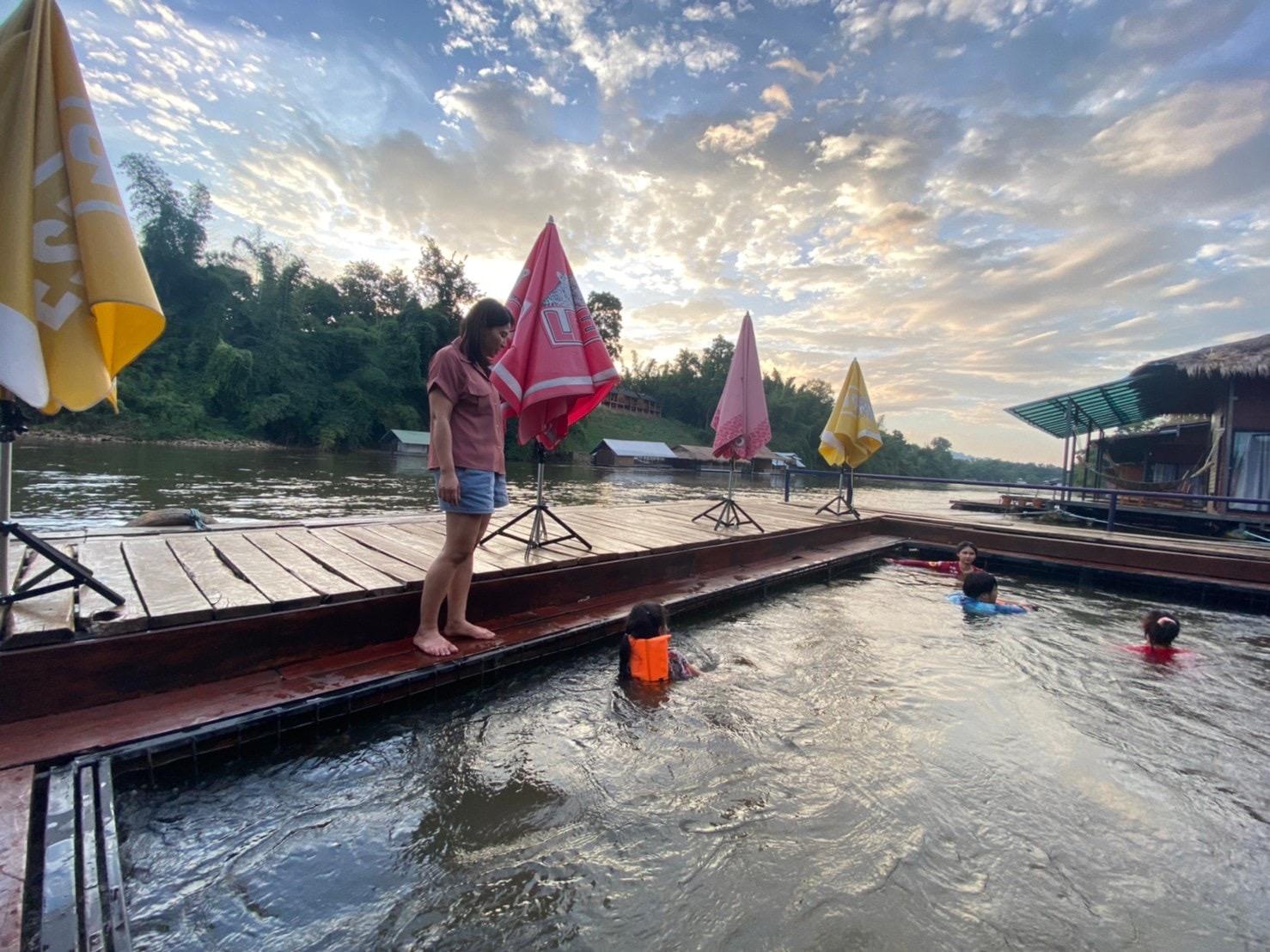 Cover Image for The Green House แพพักริมแม่น้ำแควน้อย วิวพาโนรามา