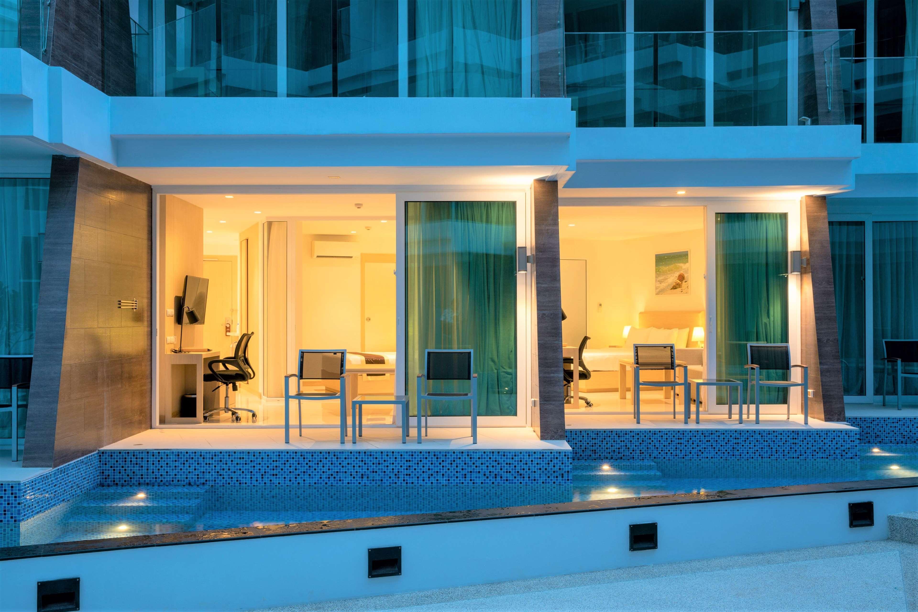 Cover Image for The Beachfront Hotel