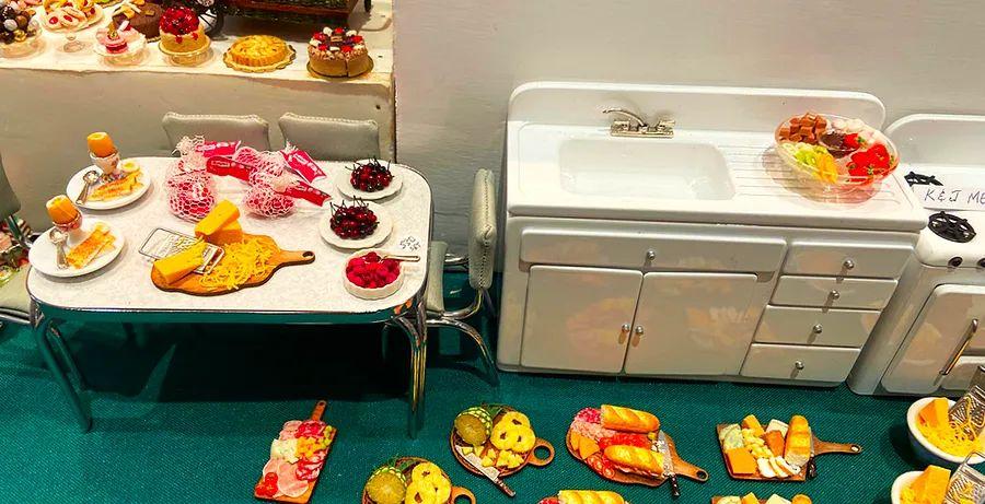 Cover Image for Indulging My Hunger at a Miniatures Convention