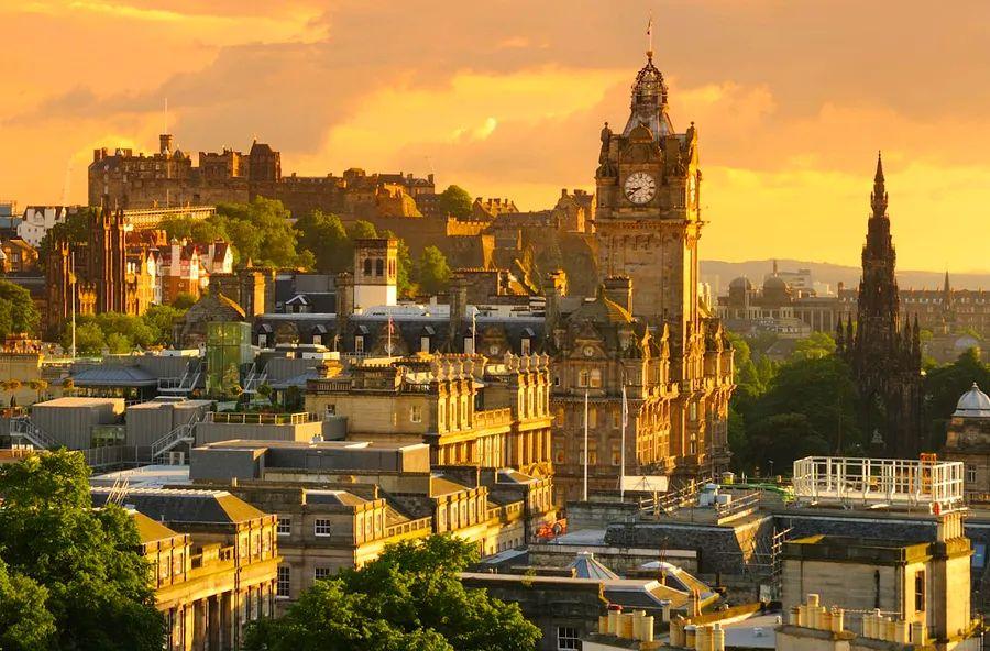 Cover Image for City strolls: Discover Edinburgh on foot