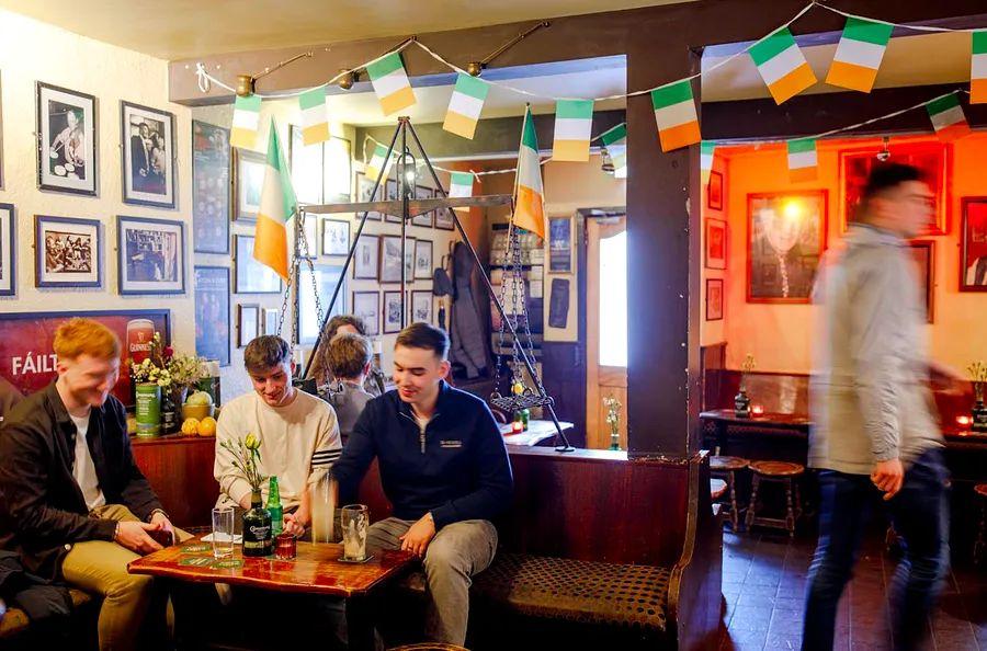 Cover Image for An introductory guide to Galway