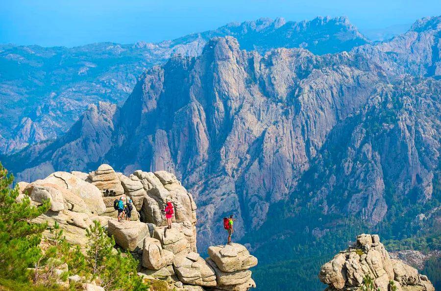 Cover Image for 10 Amazing Trekking Routes Around the Globe