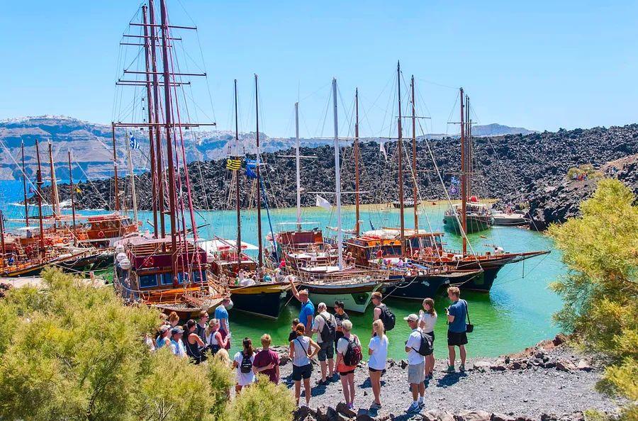 Cover Image for Essential Information About Transport in Santorini