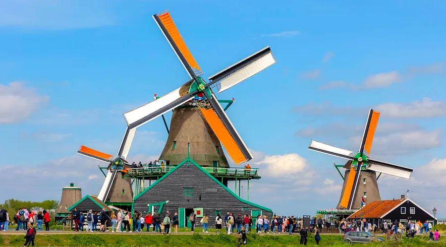 Cover Image for 6 fantastic day trips from Amsterdam featuring canals, windmills, modern architecture, and more