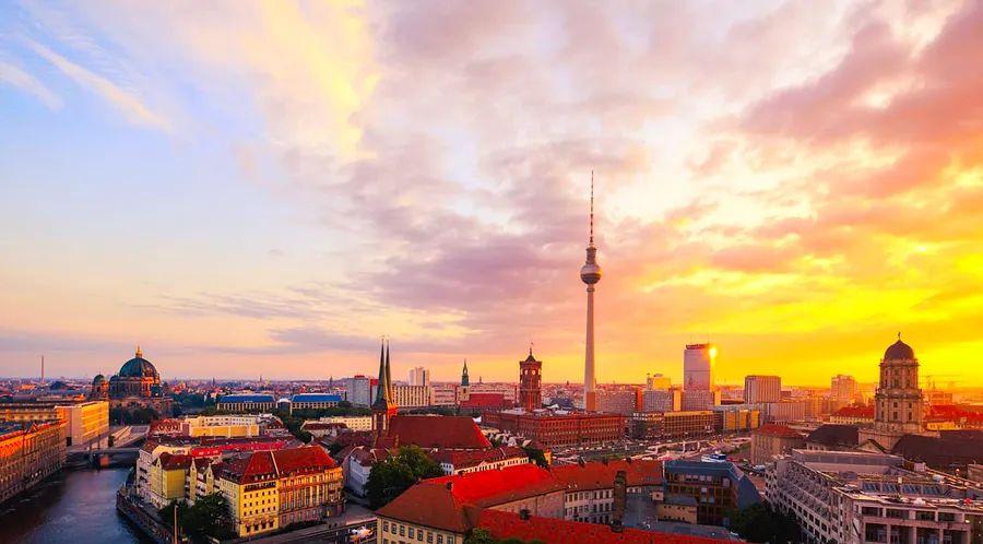 Cover Image for On the sleeper train linking Brussels and Berlin