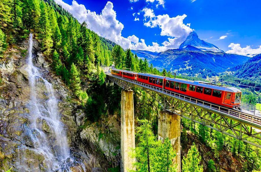 Cover Image for 14 essential tips for visiting Switzerland