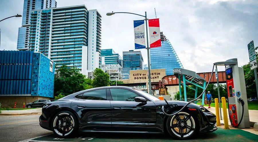 Cover Image for The 7 top electric vehicle road trips across the US