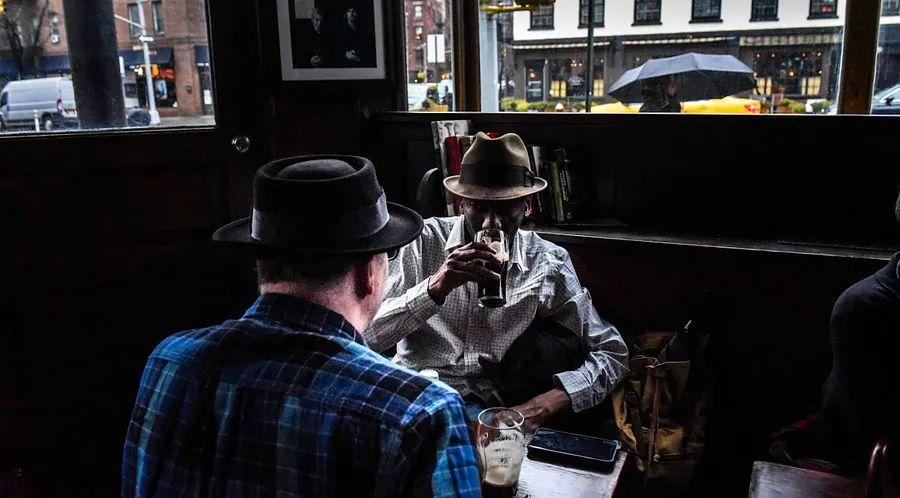 Cover Image for 10 iconic literary bars from across the globe