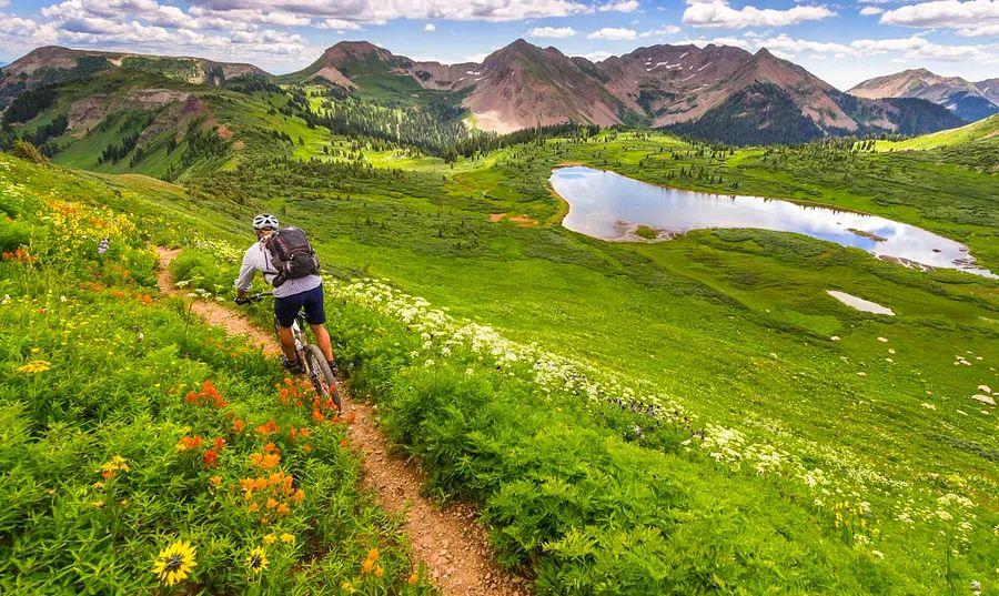 Cover Image for Essential tips for exploring Colorado on a budget