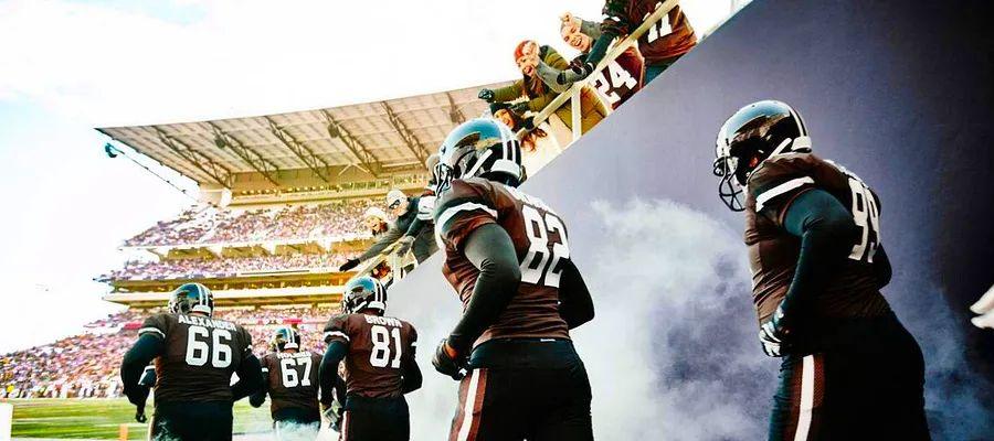 Cover Image for College Sports: Which teams have the longest travel distances?