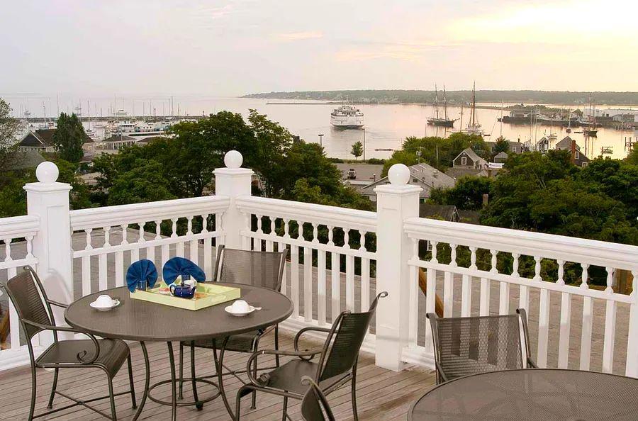 Cover Image for Top Hotels on Martha’s Vineyard