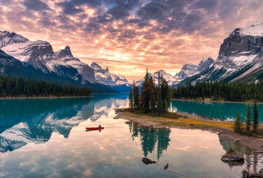 Cover Image for Explore the wild beauty of these 12 national parks in Canada